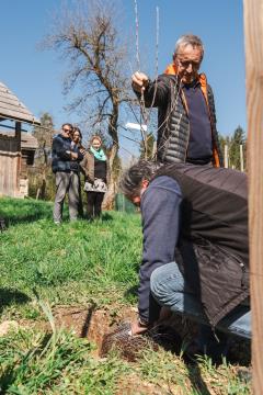 Obrezovanje sadnega drevja ob Prežihovi bajti – ohranjanje kulturne in sadjarske dediščine