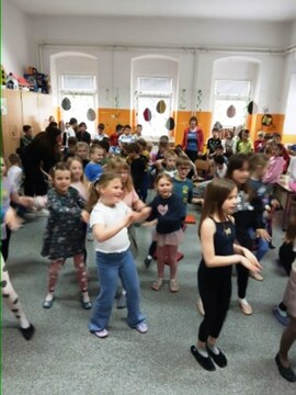 Čebelarji na obisku v podružnični šoli Kotlje