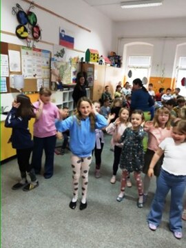 Čebelarji na obisku v podružnični šoli Kotlje