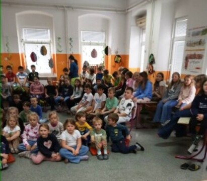 Čebelarji na obisku v podružnični šoli Kotlje