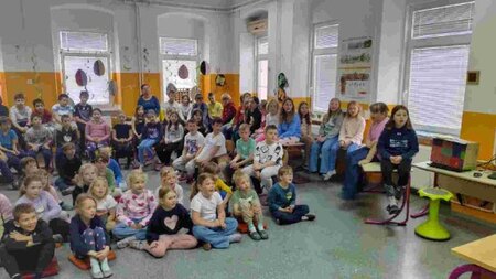 Čebelarji na obisku v podružnični šoli Kotlje