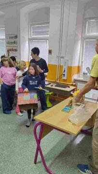 Čebelarji na obisku v podružnični šoli Kotlje