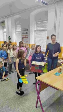 Čebelarji na obisku v podružnični šoli Kotlje