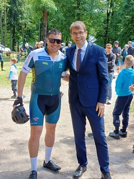 Dobrodelni kolesarski projekt DOS 2025 se ustavil na Ravnah na Koroškem