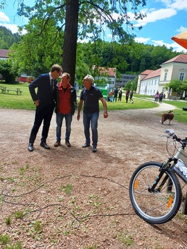 Dobrodelni kolesarski projekt DOS 2025 se ustavil na Ravnah na Koroškem