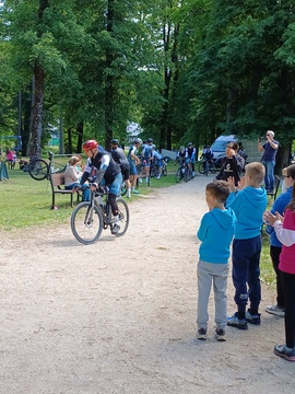 Dobrodelni kolesarski projekt DOS 2025 se ustavil na Ravnah na Koroškem