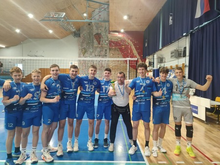 Kadetska ekipa in njohov najboljši navijač Rudi 