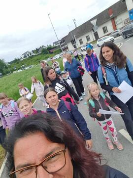 Pohod po mali gibalno-raziskovalni poti POŠ Kotlje, mentorica Suzana Makič, vodnica Tjaša