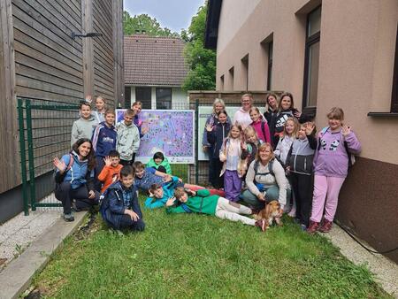 Pohod po mali gibalno-raziskovalni poti POŠ Kotlje, mentorica Suzana Makič, vodnica Tjaša