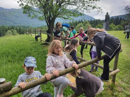 Pohod po mali gibalno-raziskovalni poti POŠ Kotlje, mentorica Suzana Makič, vodnica Tjaša