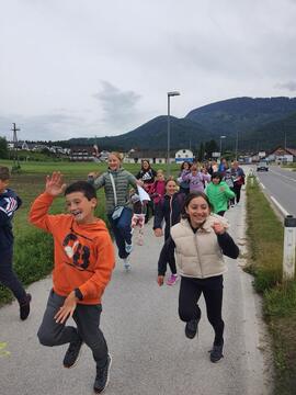 Pohod po mali gibalno-raziskovalni poti POŠ Kotlje, mentorica Suzana Makič, vodnica Tjaša