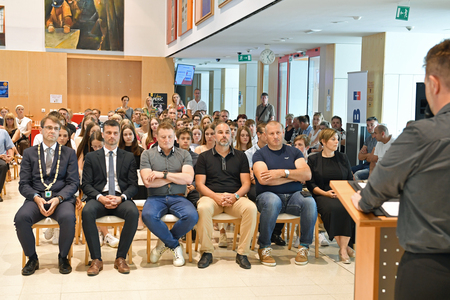 Župan dr. Tomaž Rožen sprejel ravenske odličnjakinje in odličnjake