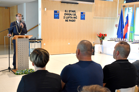 Župan dr. Tomaž Rožen sprejel ravenske odličnjakinje in odličnjake