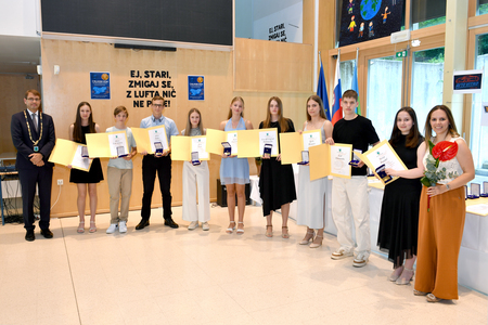 Župan dr. Tomaž Rožen sprejel ravenske odličnjakinje in odličnjake