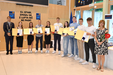 Župan dr. Tomaž Rožen sprejel ravenske odličnjakinje in odličnjake