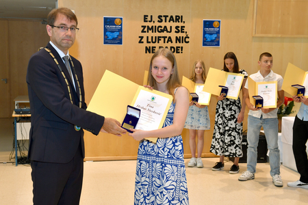 Župan dr. Tomaž Rožen sprejel ravenske odličnjakinje in odličnjake