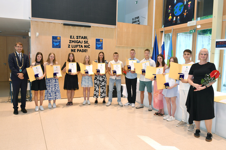 Župan dr. Tomaž Rožen sprejel ravenske odličnjakinje in odličnjake