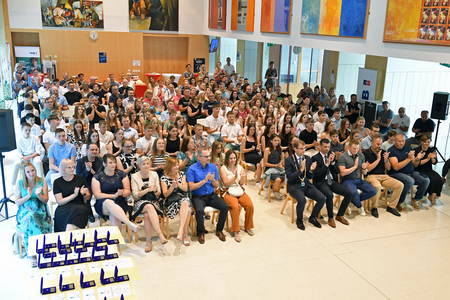 Župan dr. Tomaž Rožen sprejel ravenske odličnjakinje in odličnjake