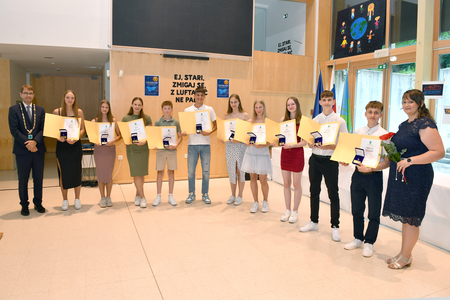 Župan dr. Tomaž Rožen sprejel ravenske odličnjakinje in odličnjake