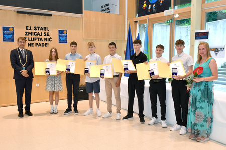 Župan dr. Tomaž Rožen sprejel ravenske odličnjakinje in odličnjake