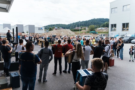 Na Ravnah na Koroškem odprli proizvodnjo vrhunskih diatoničnih harmonik ROŠER Slovenka