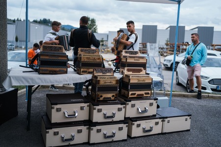 Na Ravnah na Koroškem odprli proizvodnjo vrhunskih diatoničnih harmonik ROŠER Slovenka