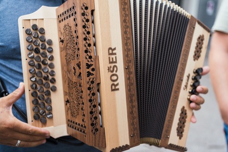 _Na Ravnah na Koroškem odprli proizvodnjo vrhunskih diatoničnih harmonik ROŠER Slovenka