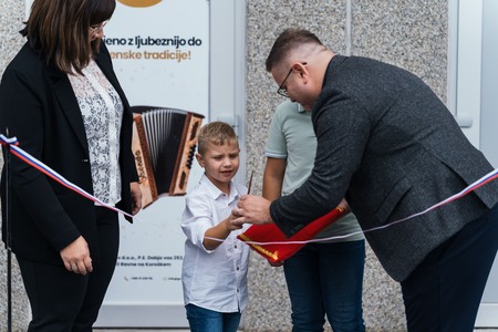 Na Ravnah na Koroškem odprli proizvodnjo vrhunskih diatoničnih harmonik ROŠER Slovenka