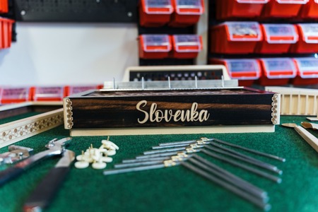 Na Ravnah na Koroškem odprli proizvodnjo vrhunskih diatoničnih harmonik ROŠER Slovenka