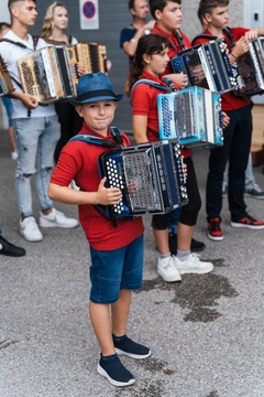 Na Ravnah na Koroškem odprli proizvodnjo vrhunskih diatoničnih harmonik ROŠER Slovenka