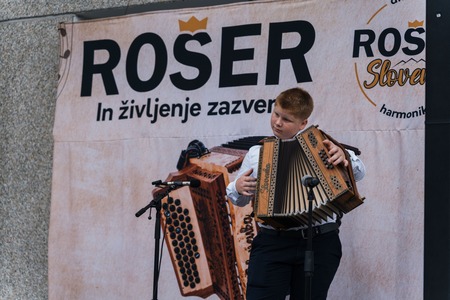 Na Ravnah na Koroškem odprli proizvodnjo vrhunskih diatoničnih harmonik ROŠER Slovenka