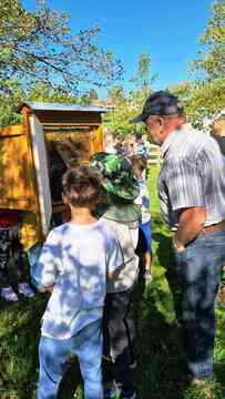 Na obisku v učnemu čebelnjaku Kotlje