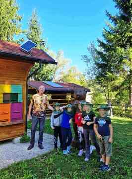 Na obisku v učnemu čebelnjaku Kotlje