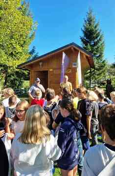 Na obisku v učnemu čebelnjaku Kotlje