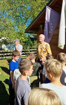 Na obisku v učnemu čebelnjaku Kotlje