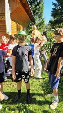 Na obisku v učnemu čebelnjaku Kotlje