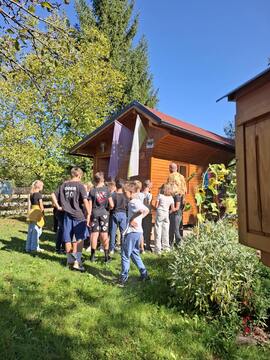 Na obisku v učnemu čebelnjaku Kotlje