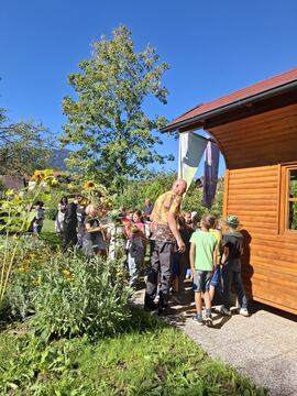 Na obisku v učnemu čebelnjaku Kotlje