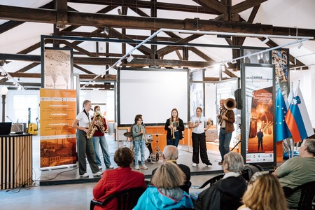 Jazz mulci v fabriki 