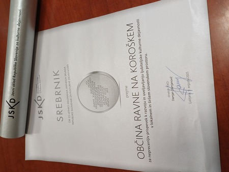 Občina Ravne prejela listino Srebrnik JSKD ob 25-letnici delovanja