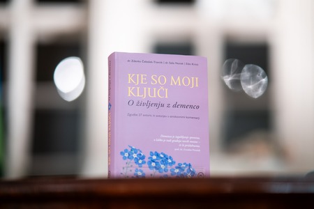O življenju z demenco skozi knjigo Kje so moji ključi