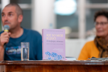 O življenju z demenco skozi knjigo Kje so moji ključi