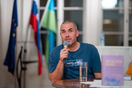 O življenju z demenco skozi knjigo Kje so moji ključi