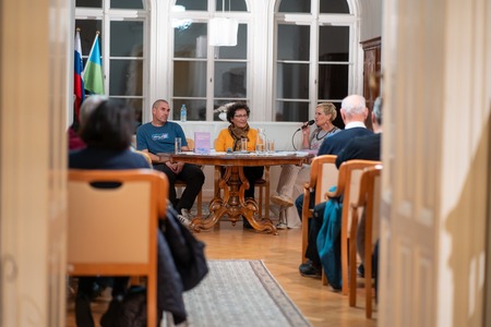 O življenju z demenco skozi knjigo Kje so moji ključi