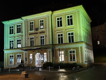 Na Ravnah na Koroškem smo se pridružili ozaveščanju in osvetli Mestno hišo Ravne v turkizni barvi 