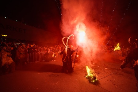Prižig lučk s parkljevanjem // Čarobni december v mestu