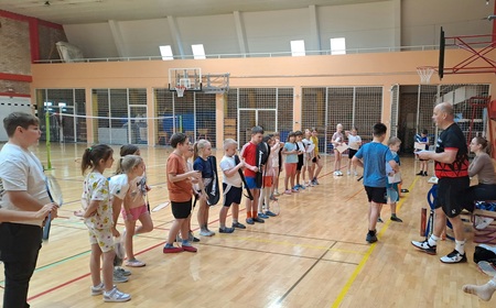 Veseli badminton 2025: Živahni in radovedni pri dojemanju igre