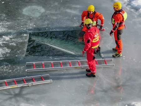Vaja reševanja iz zaledenelega jezera na Ivarčkem jezeru