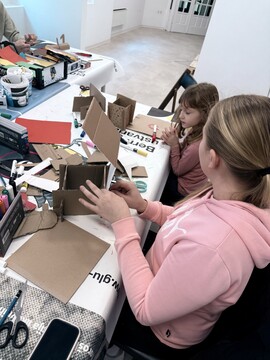 Ustvarjalno med počitnicami v Galeriji Ravne