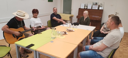 Predaja donacije slabovidni osebi v dobrodelni akciji KMC